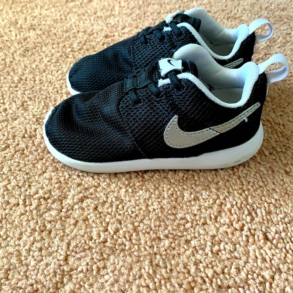 Good Used Condition Size 7 Black Nikes